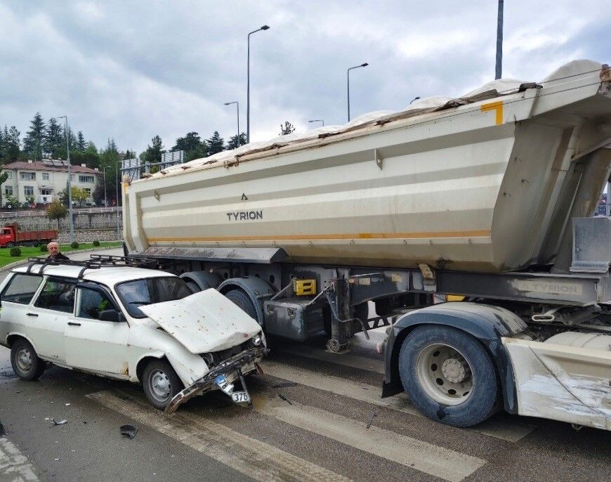 Kırmızı ışık ihlali kazaya neden oldu: 2 yaralı