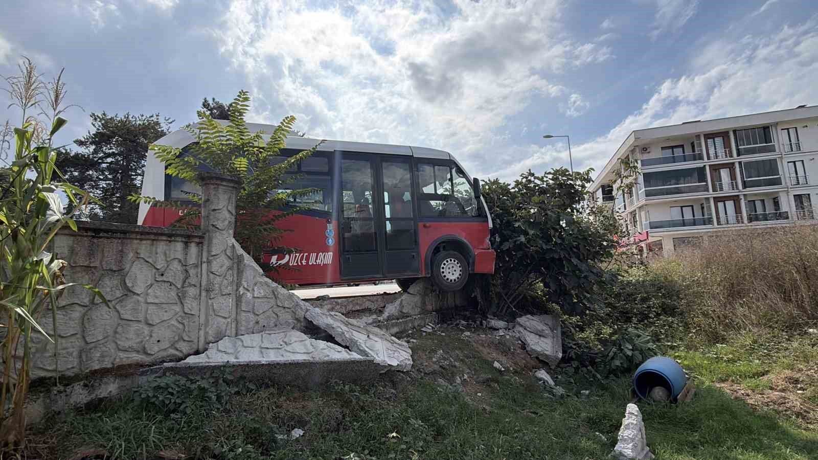 Köpeğe çarpmamak için manevra yapan halk otobüsü duvara çarptı