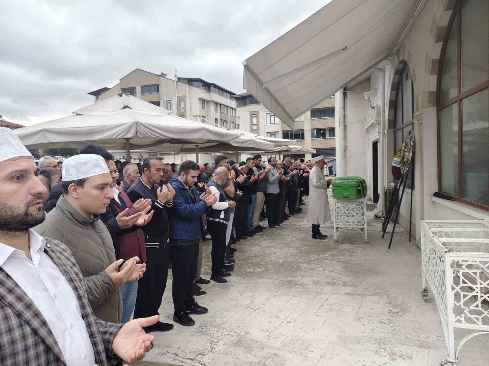 Tırla çarpışan minibüsün sürücüsü son yolculuğuna uğurlandı