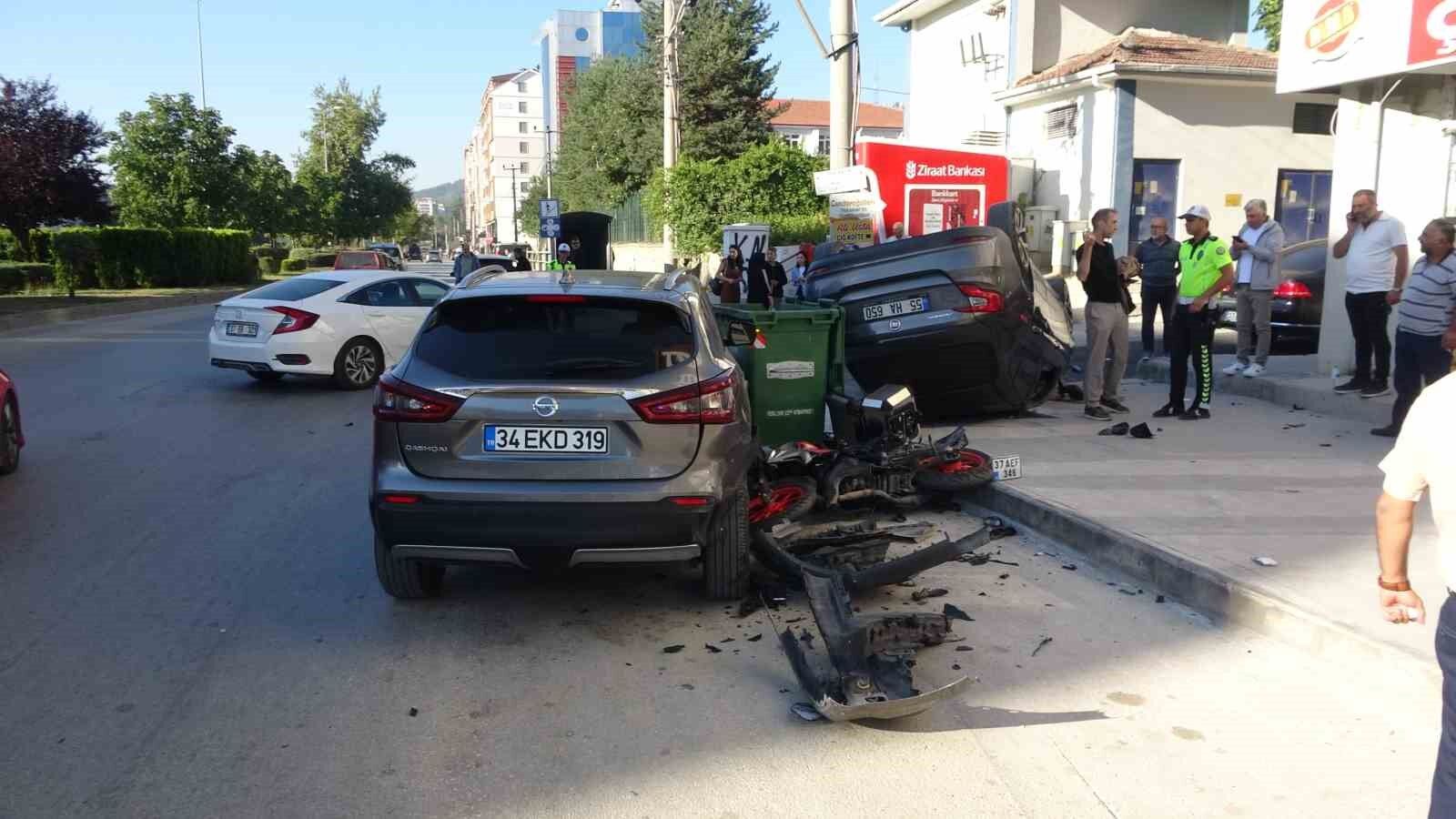 Üç araca çarpan otomobil takla attı, sürücü yara almadan kurtuldu