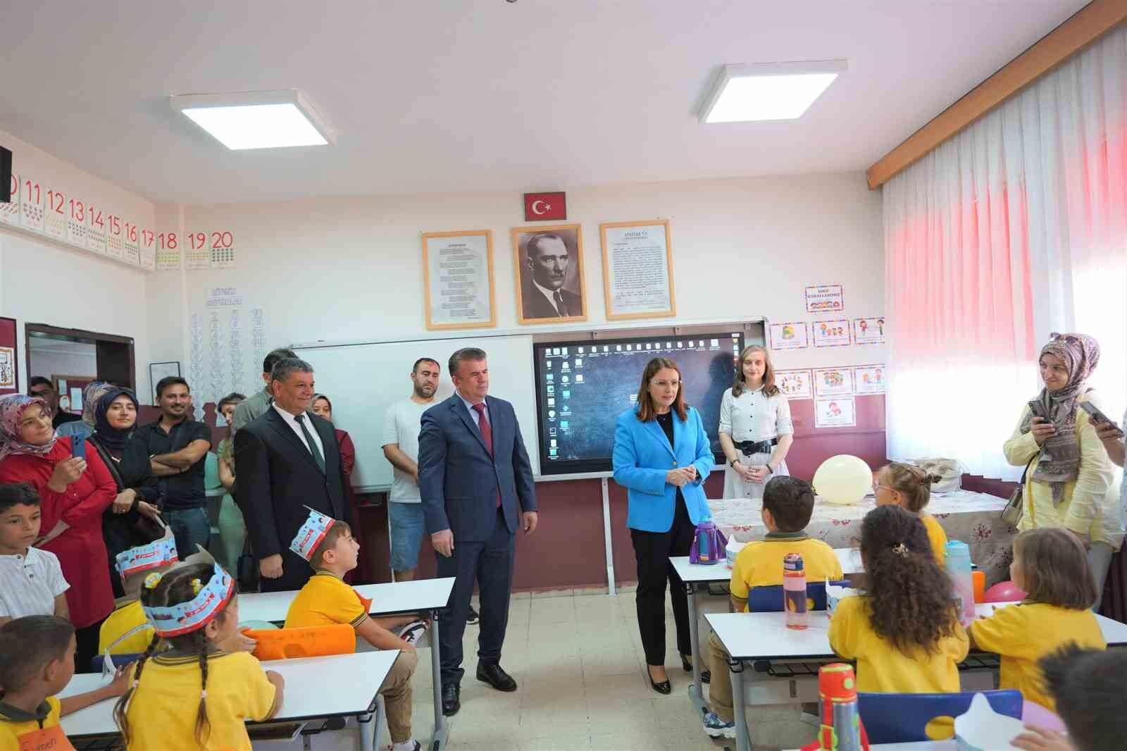 Vali Arslan'dan minik öğrencilere uyum desteği