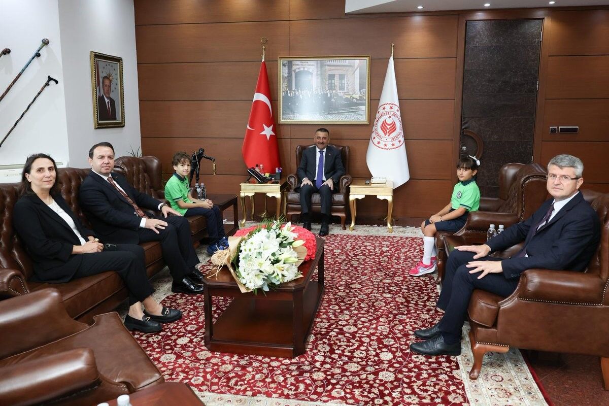 Vali Hacıbektaşoğlu yeni eğitim yılı dolayısıyla eğitim heyetini ağırladı