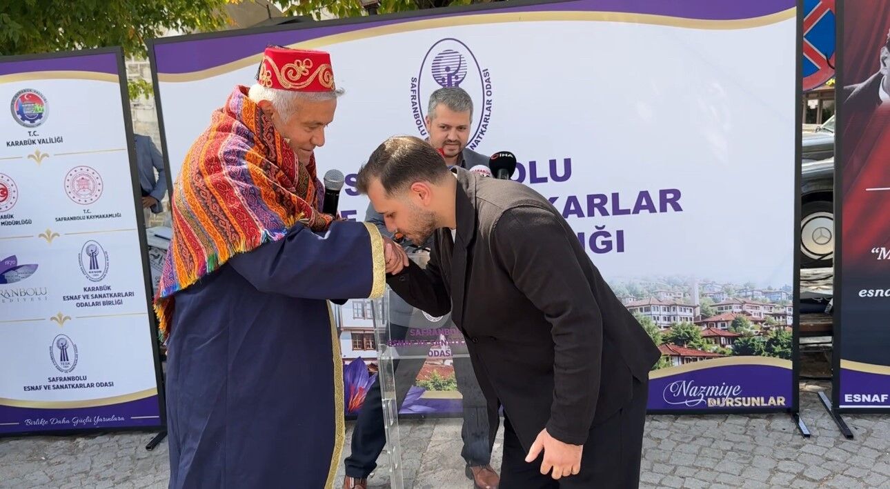 Yılın ahisi seçilen genç, kaftanı el öperek devraldı