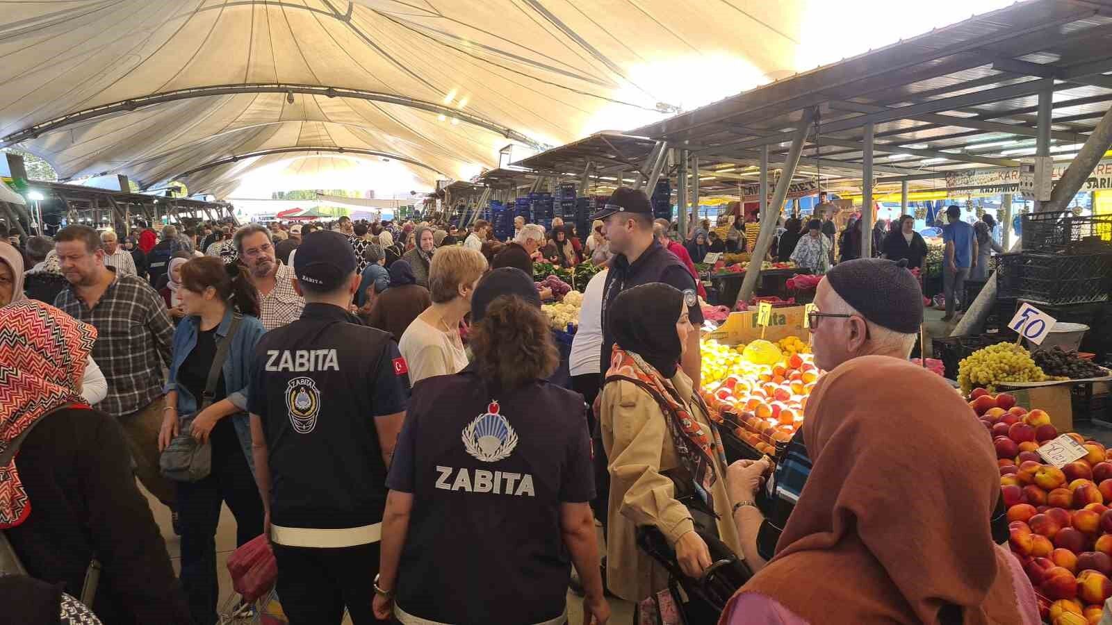 Zabıta ekiplerinden halk pazarında sıkı denetim