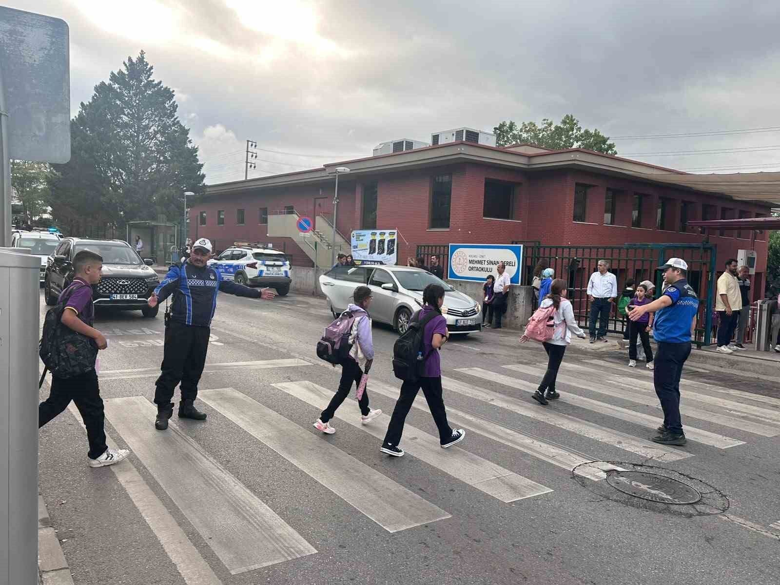 Zabıtadan okul önlerinde tedbir