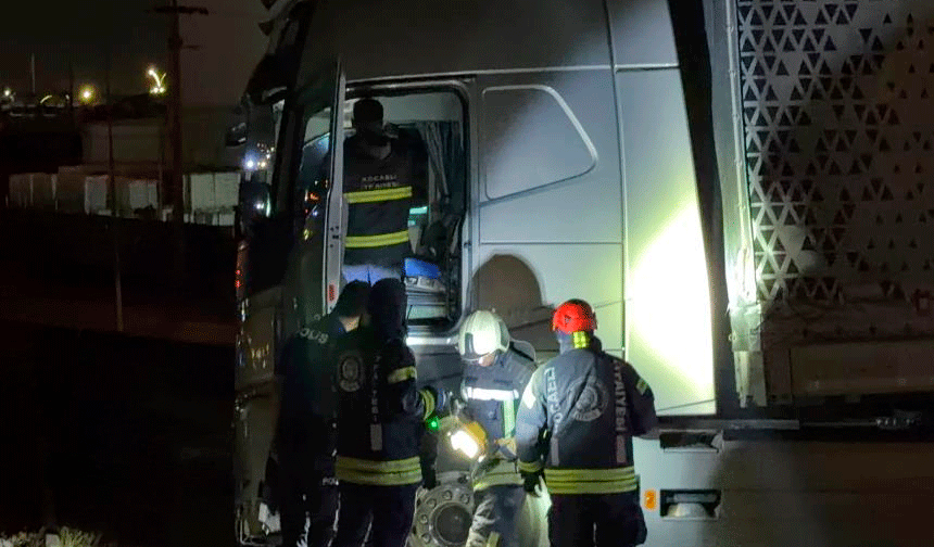 Yoldan çıkan tır bariyerleri aştı, sürücü kayıplara karıştı