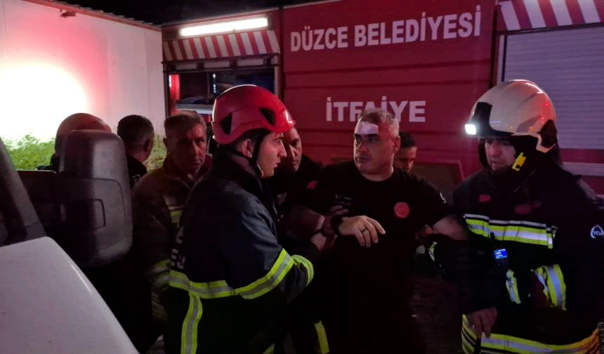 Düzce’de fabrikadaki yangında üzerine çatı düşen itfaiyeci yaralandı