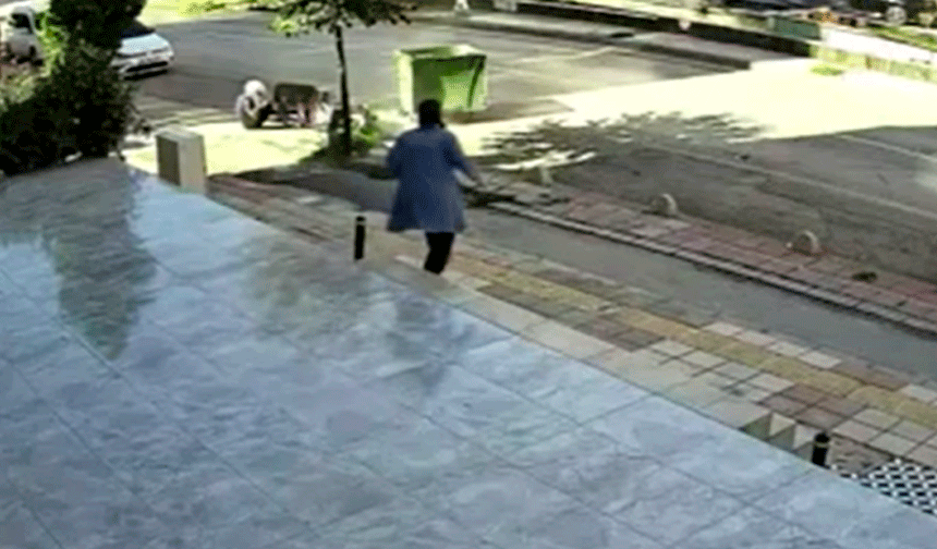 Minibüsün karşı şeride geçtiği kazada motokurye saniyelerle kurtuldu