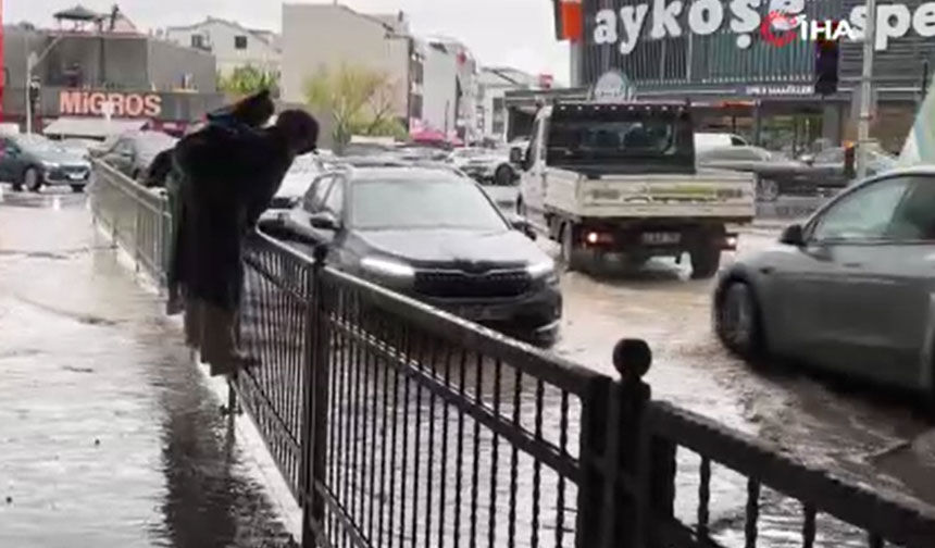 Sağanak sonrası yollar dereye döndü: Vatandaşlar kaldırımda demir korkuluklara tırmandı
