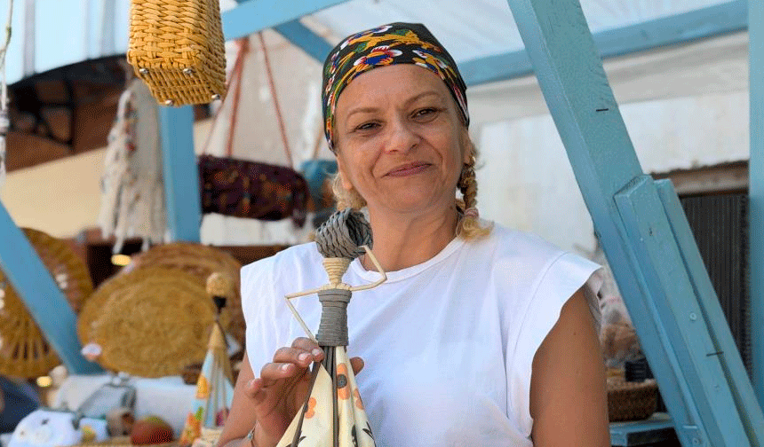 Geri dönüşüm kağıtlarını sanata çeviriyor