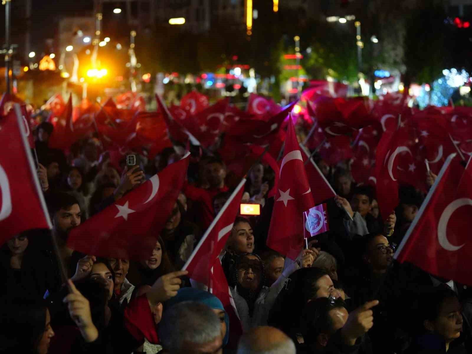 Bolu'da binlerce kişi fener alayında buluştu