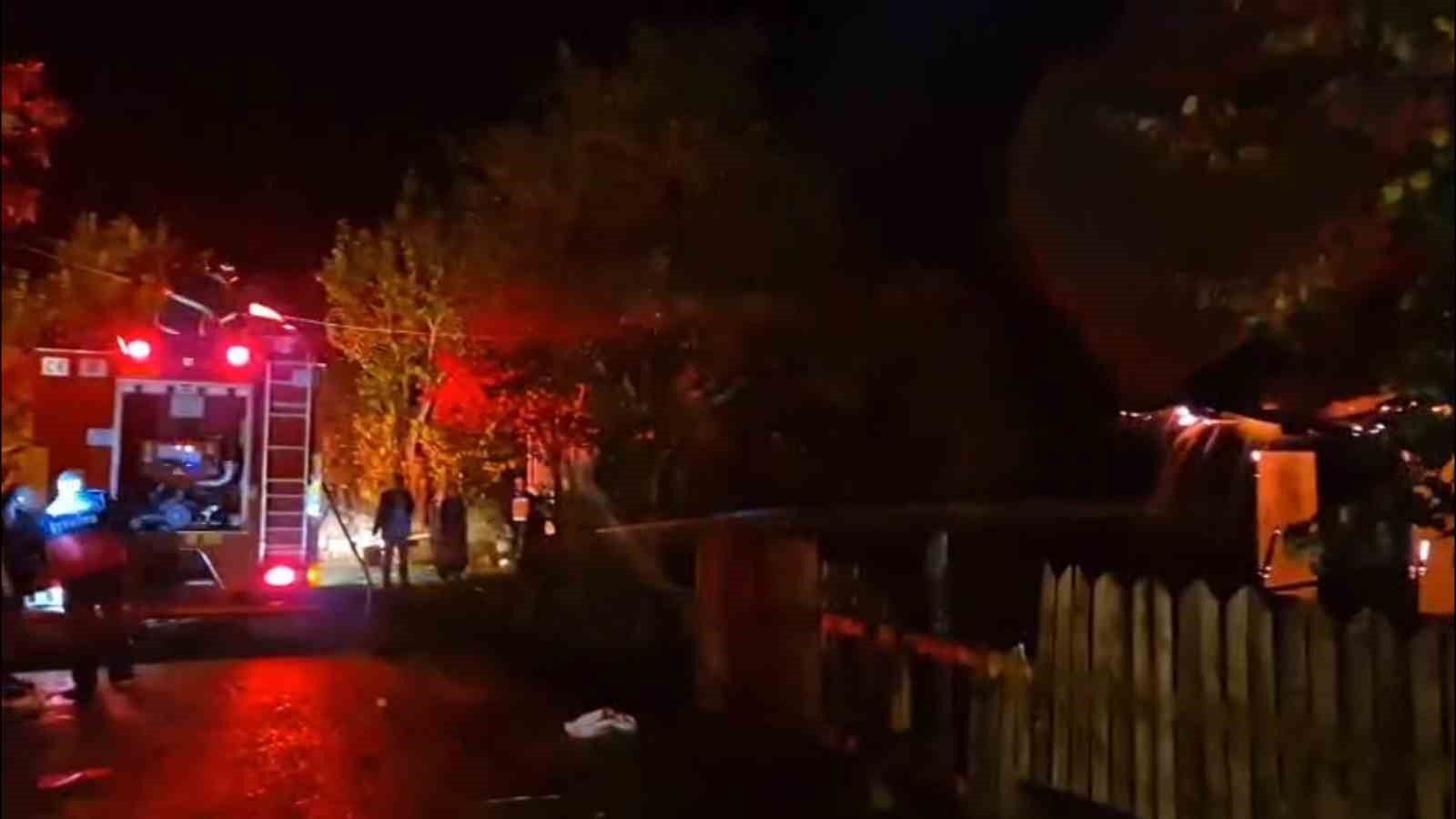 Bolu'da üzerine yıldırım düşen ev alev alev yandı