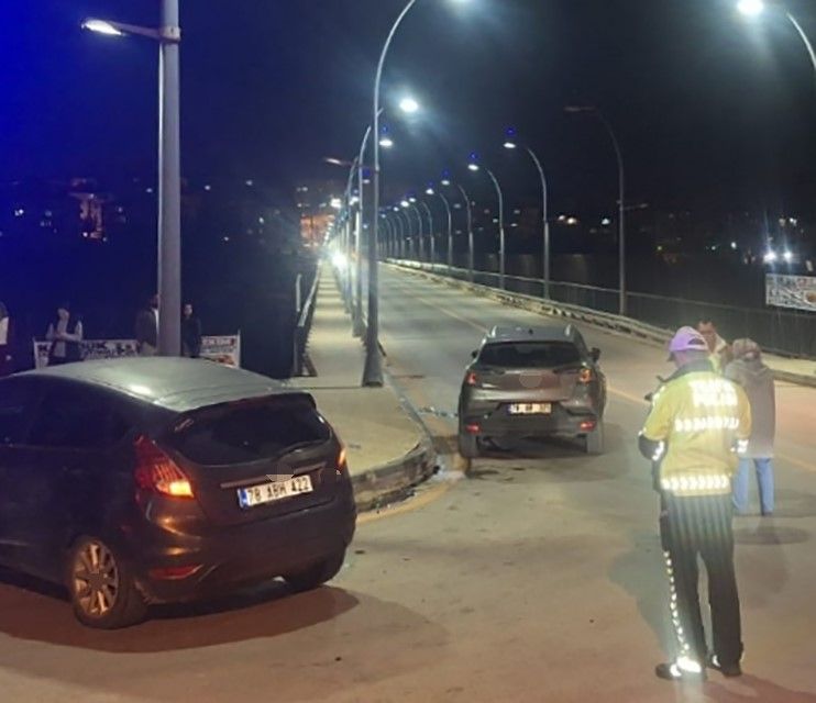 Karabük'te kavşakta iki otomobil çarpıştı: 2 yaralı