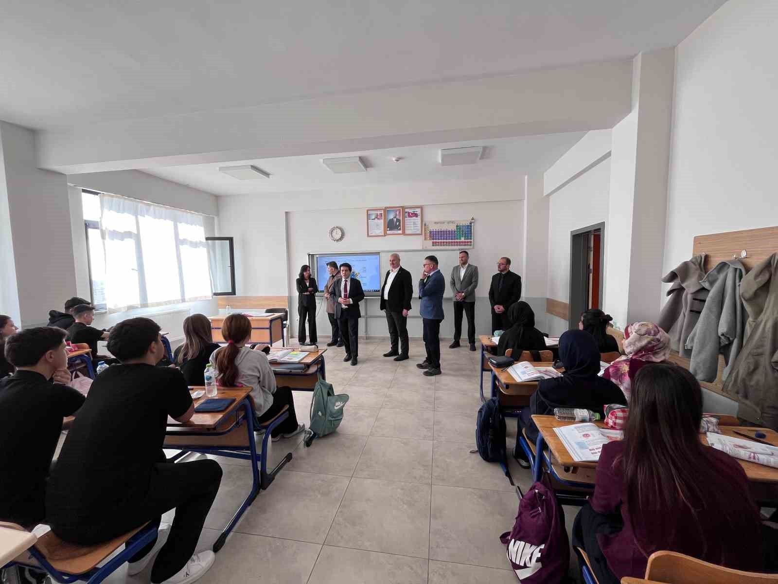 Kaymakam ve başkan öğrencilerle buluştu