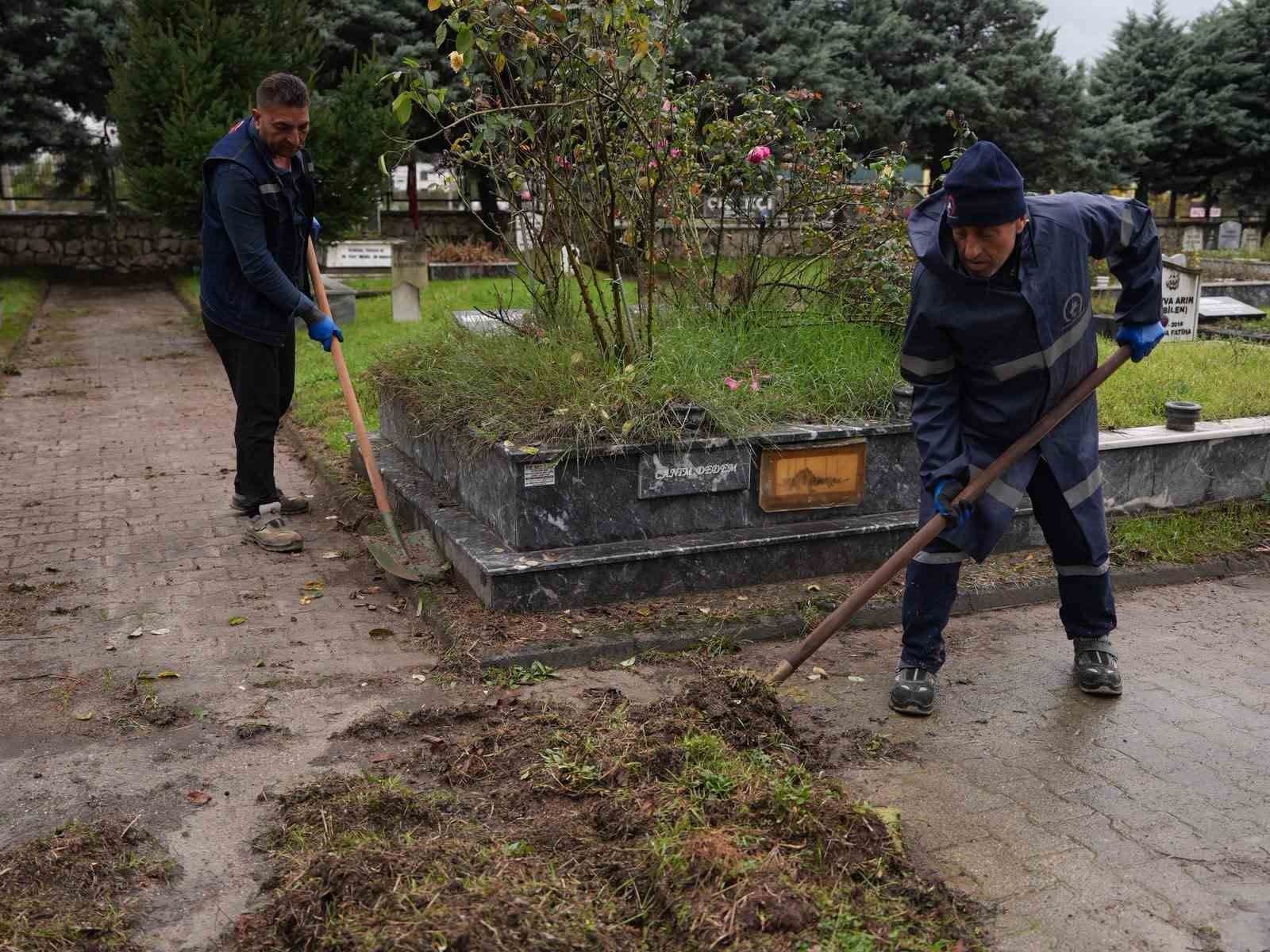 Mezarlıklarda bakım ve temizlik çalışmaları sürüyor