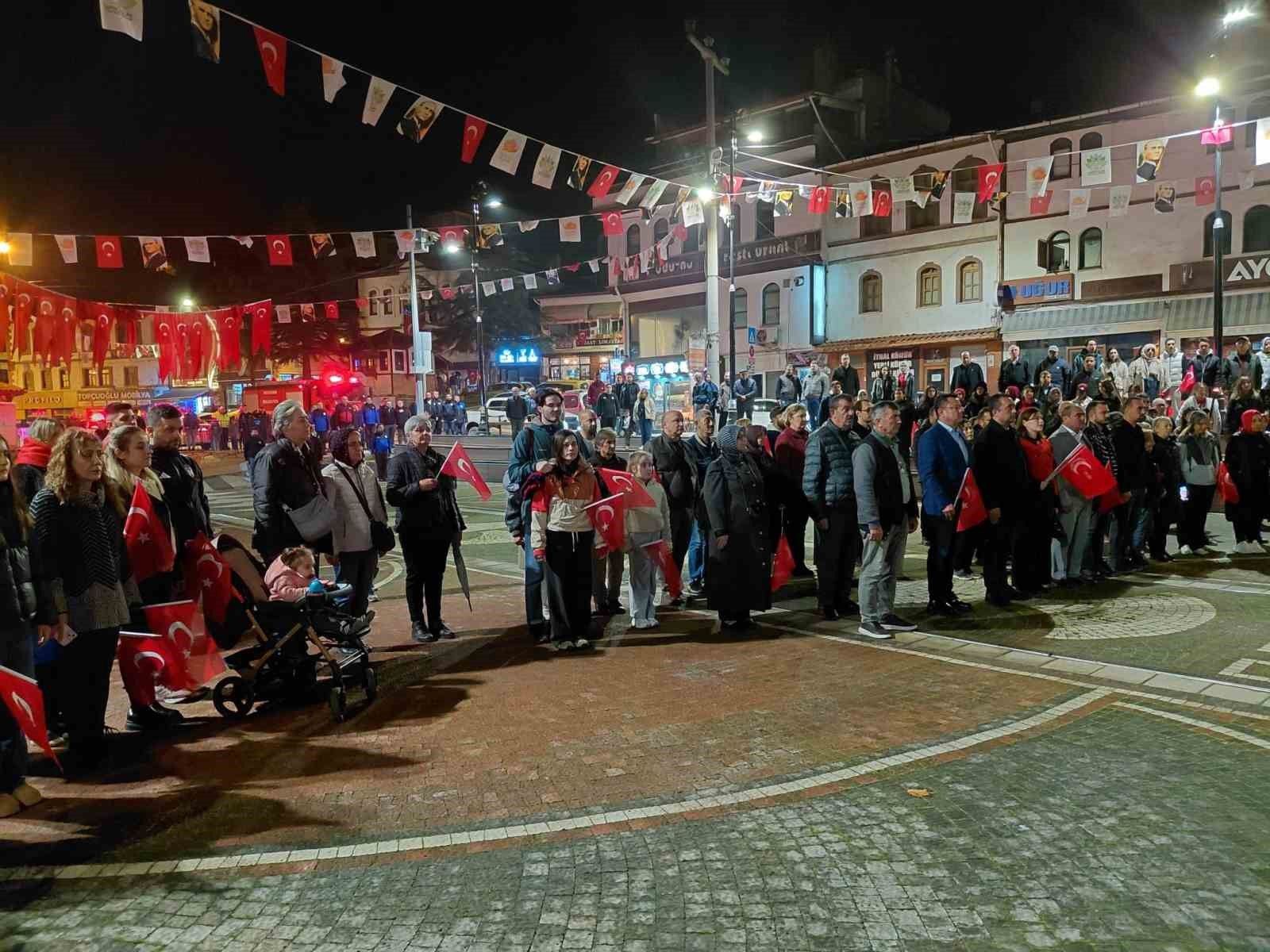 Mudurnu'da Cumhuriyet coşkusu fener alayı ile taçlandı