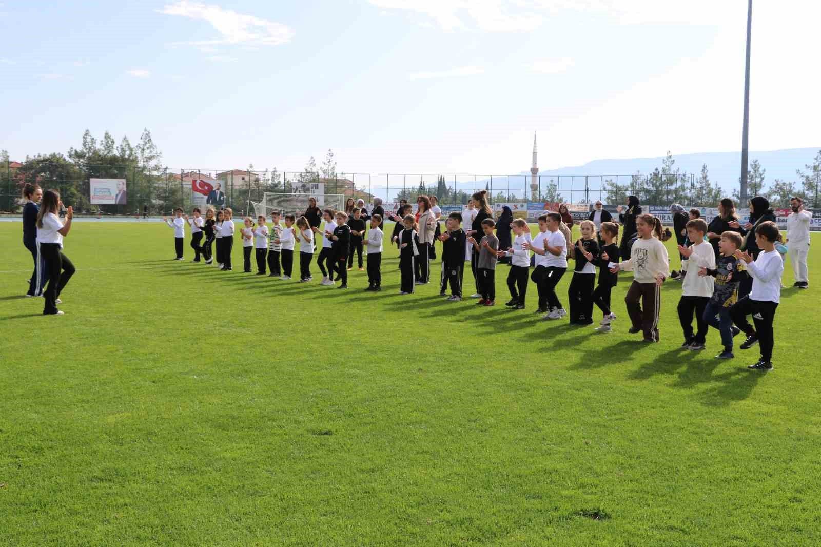 Öğrenciler ve aileler spor yapıp, geleneksel oyunlar oynadı