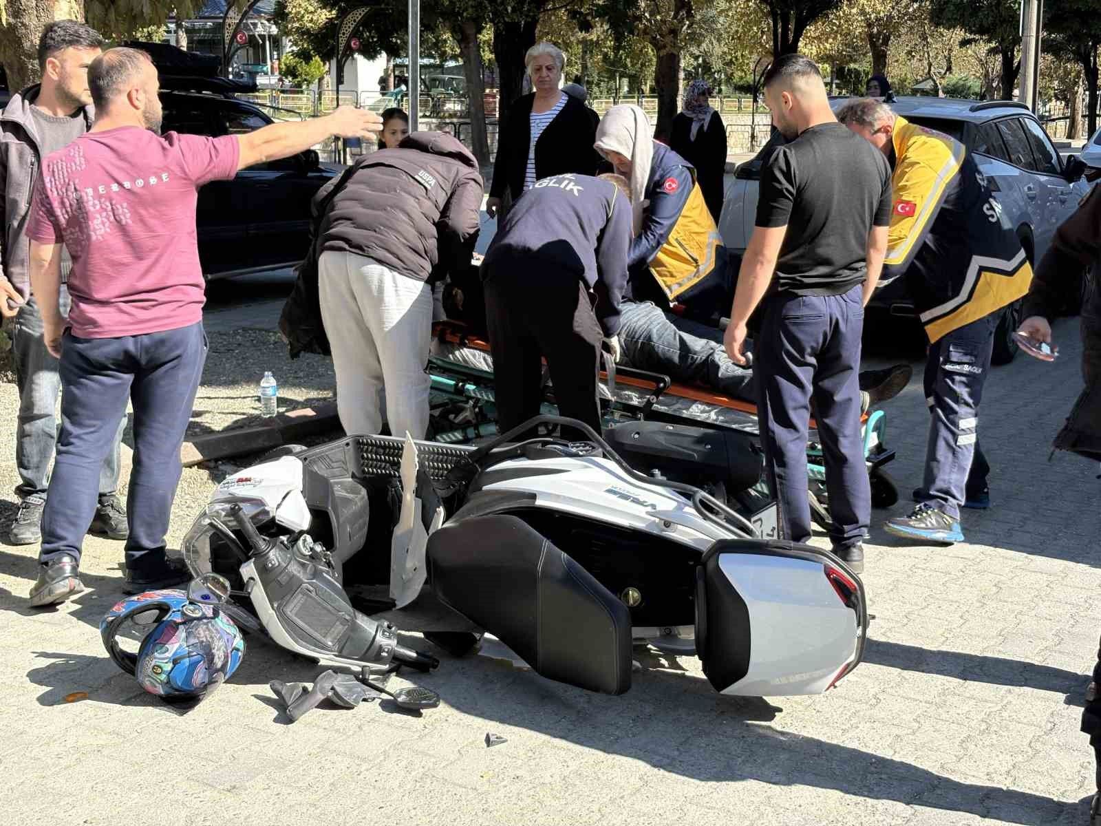 Otomobile çarpan motosikletin sürücüsü yaralandı