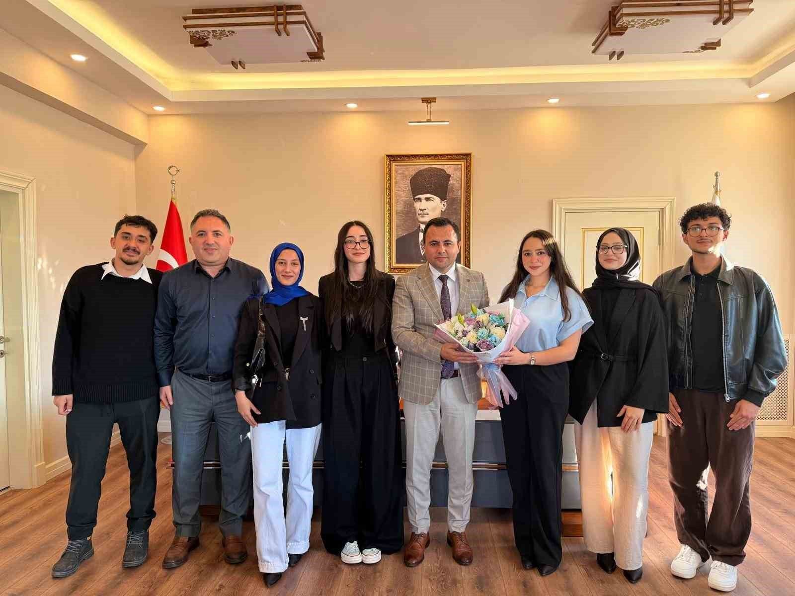 Üniversite öğrencileri fikirlerini Kaymakam Uzan'a aktardı