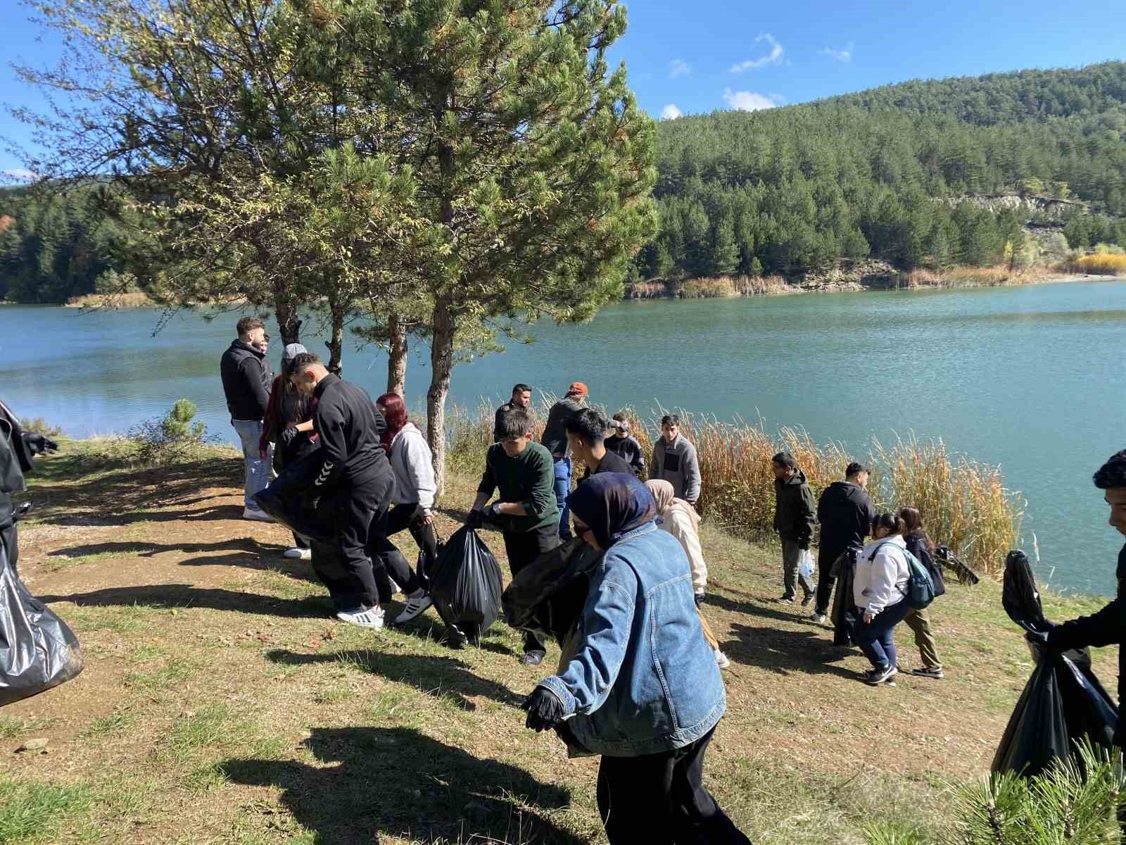Üniversite öğrencileri hem manzaranın tadını çıkardı hem de tescilli gölette temizlik yaptı