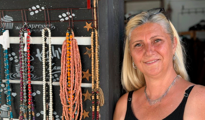 Kafesinde kahveyi nakışla buluşturuyor