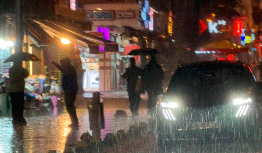 Düzce'de sağanak yağış şiddetini arttırdı